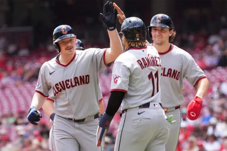 Williams, Manzardo shine as Guards split twinbill with Reds